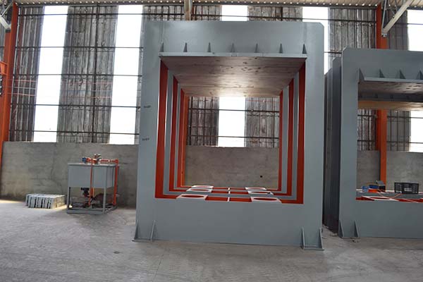 機(jī)械廠內(nèi)的熱壓機(jī)框架