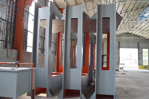 機(jī)械廠內(nèi)的熱壓機(jī)框架 機(jī)械廠內(nèi)的熱壓機(jī)框架